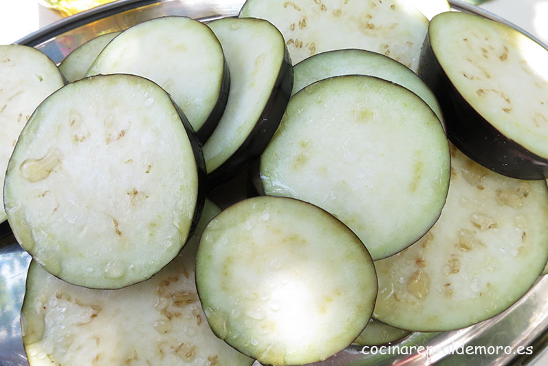Berenjenas cortadas y saladas después de reposar