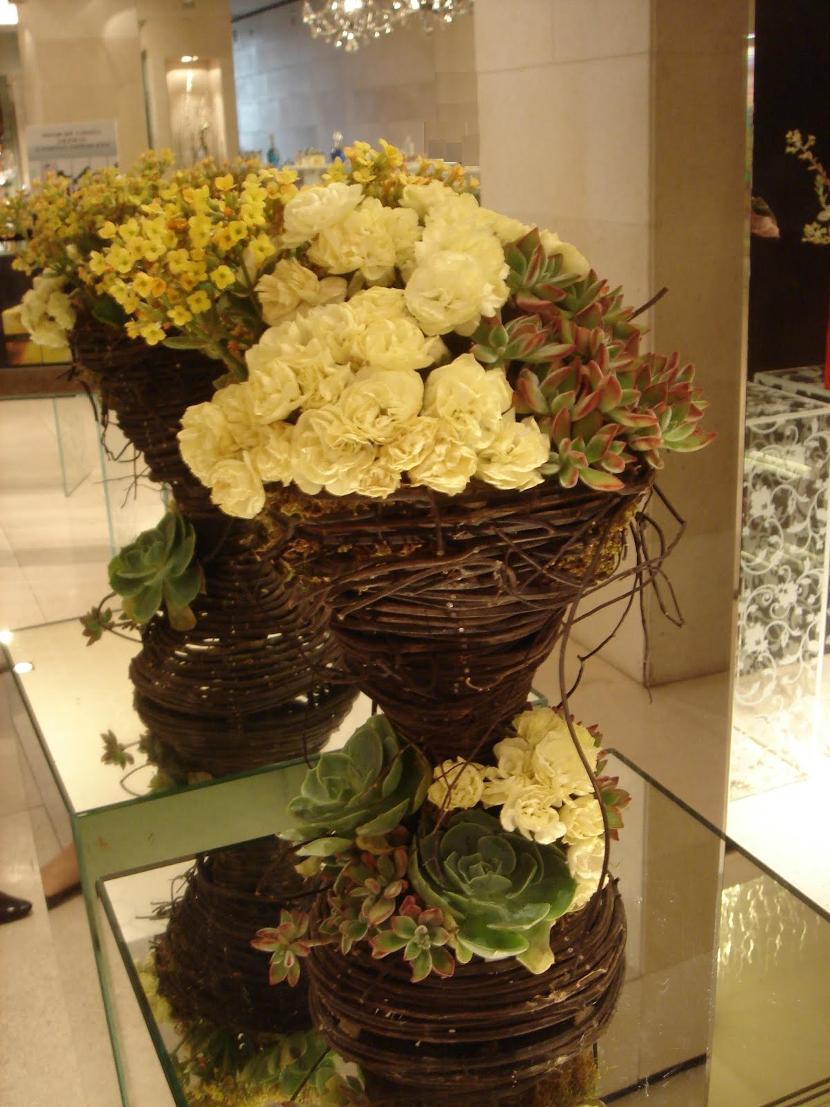 Sculptural floral arrangements by Fiori di M | Tina Villa