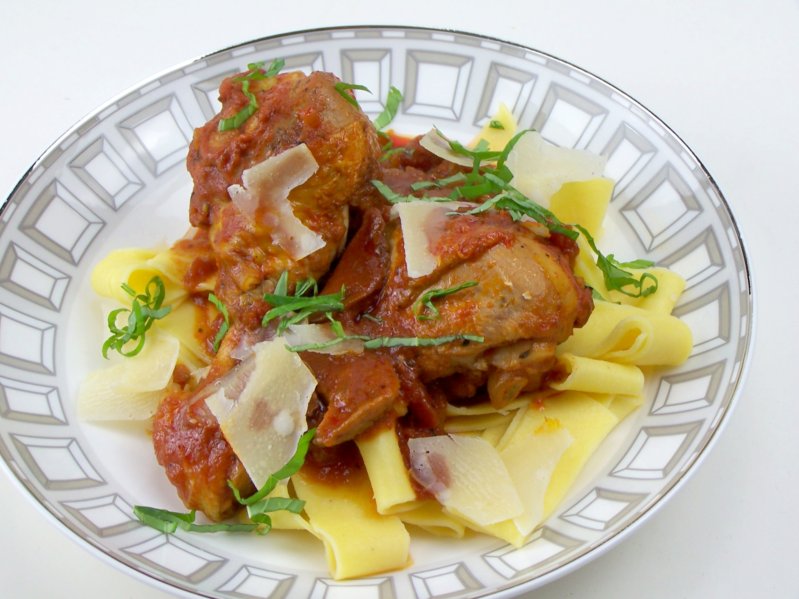 Lecker Bentos und mehr: Hähnchenkeulen mit Tomaten-Steinpilz-Sugo