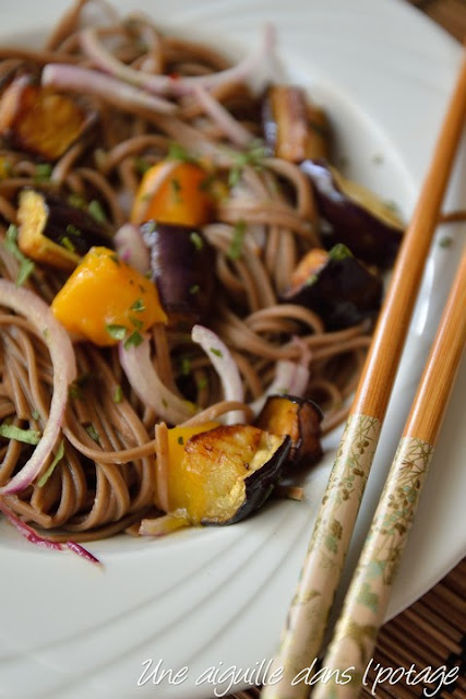 Nouilles soba en salade, mangues et aubergines, d'Ottolenghi