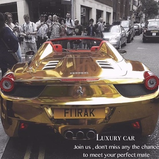 The gold version of Ferrari appeared in the streets of Losangeles, attracted many people taking pictures.