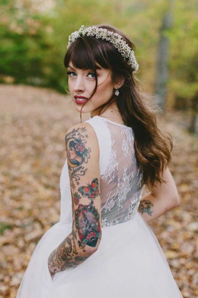 Chica tatuada vestida de novia