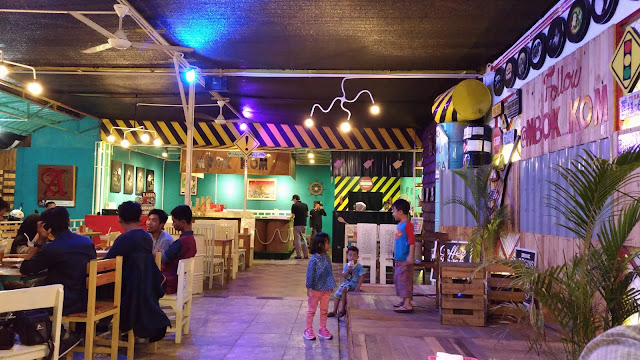 http://renidwiastuti.com/2018/02/mbok-kom-cafe-and-culinary-from-special.html