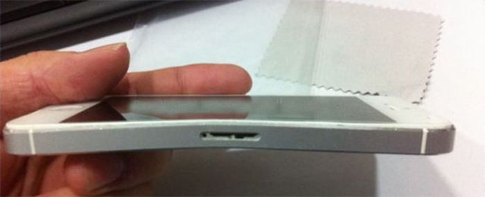 El iPhone 5 se dobla en el bolsillo trasero