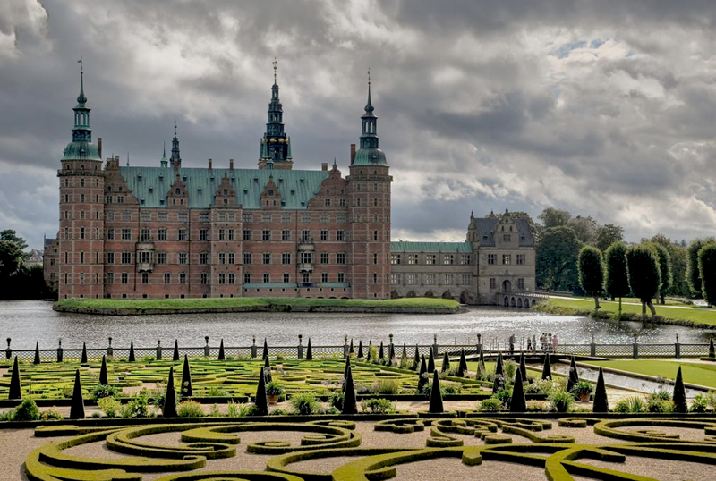 Frederiksborg_castle_copenhagen.jpg