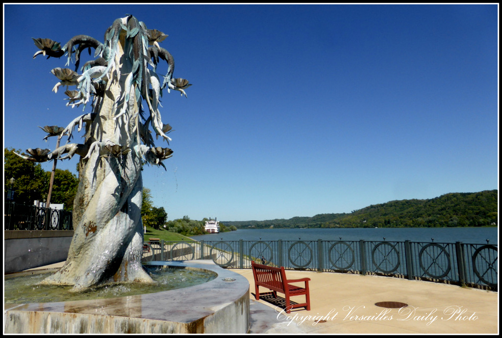 VersaillesDailyPhoto blog Cincinnati, Indiana et la lune rousse...