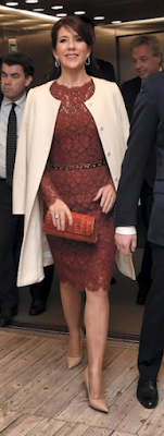 Manteau Prada / robe Dolce & Gabbana / escarpins Prada / pochette Carlend Copenhagen