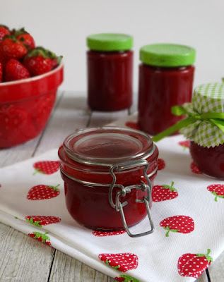 Erdbeer-Kokos-Konfitüre mit weißer Schokolade