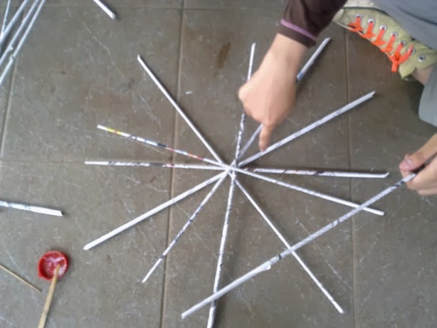 Membuat Sandal Dari Koran Bekas