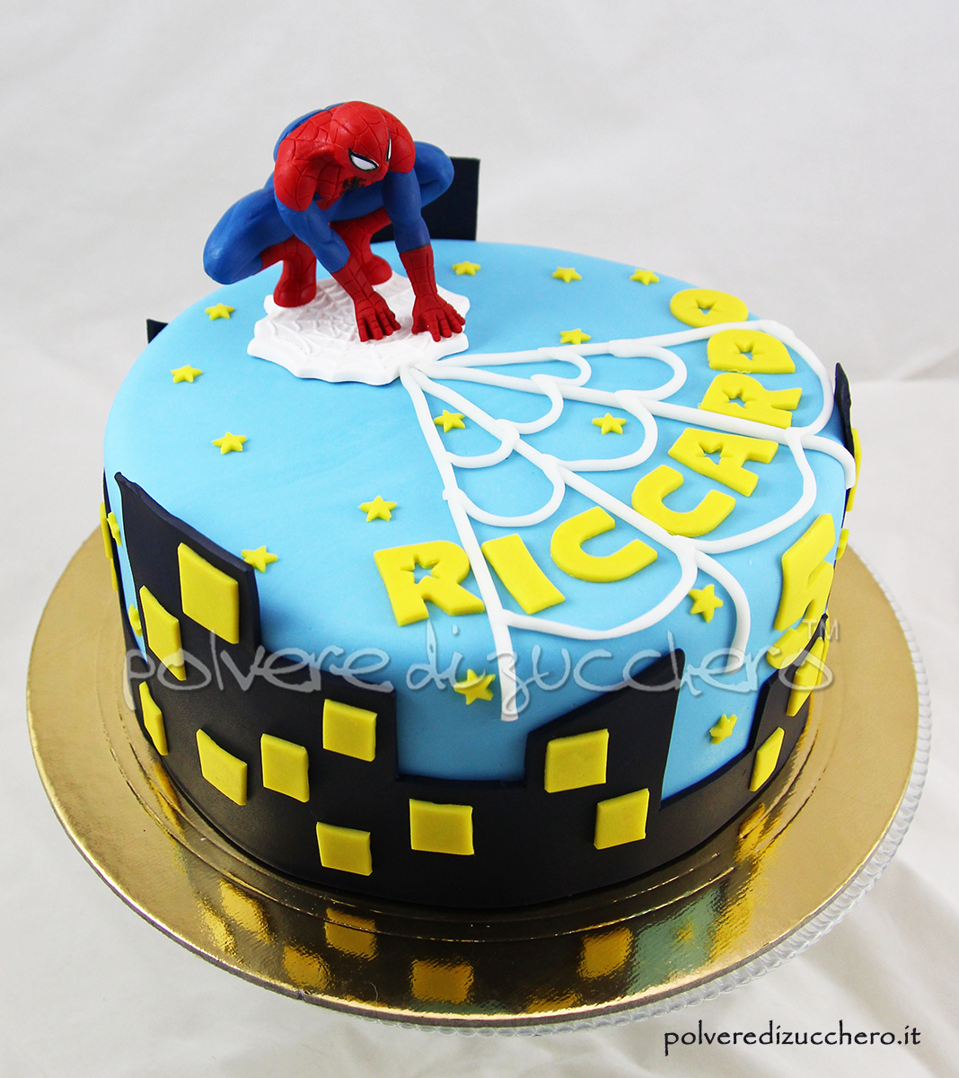 torta decorata spiderman uomo ragno pasta di zucchero cake design compleanno bimbo polvere di zucchero