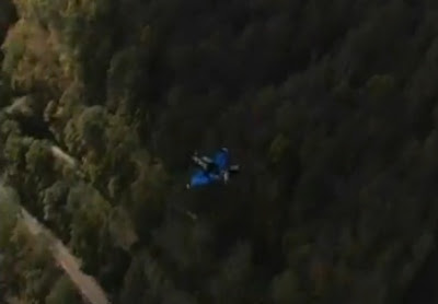 imagenes hombre salta y no se abrió su paracaídas y cayó al agua en accidente de exhibición