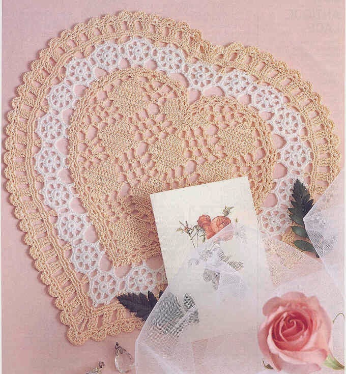Carpeta delicada con forma de corazón tejida al crochet