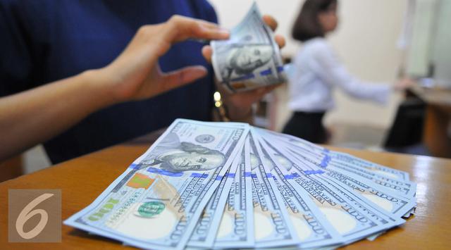 Borong Dollar Rupiah Anjlok