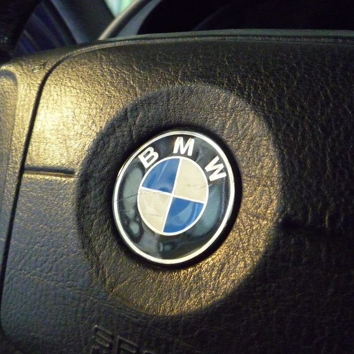 Su's Monkey Project Replacing steering wheel badge