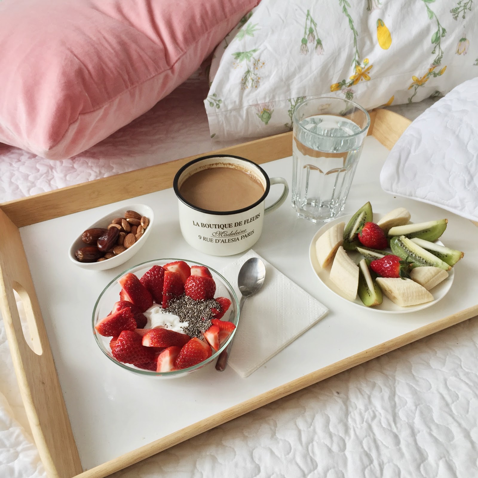Принести завтрак в постель. Романтический завтрак. Завтрак в постель. Завтрак в постель для любимой. Красивый завтрак.