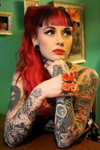 Fotgrafía de una chica tatuada