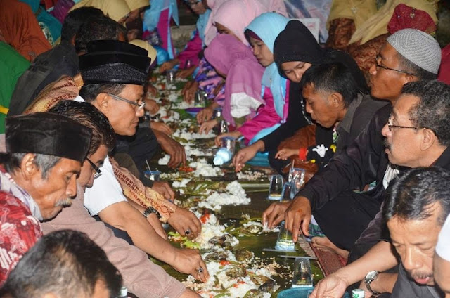 Karena Makan dari Pinggir Piring Sudah Diajarkan Nabi, Tapi Apa Alasannya? Karena Makan dari Pinggir Piring Sudah Diajarkan Nabi, Tapi Apa Alasannya?