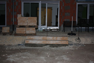 ...unser Haus entsteht: Garten: Treppe und Garageneinfahrt