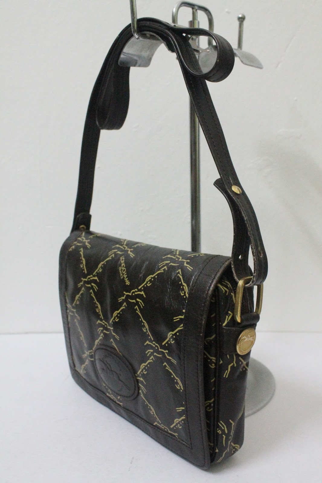 BUNDLEBARANGBAEK Authentic & Vintage LONGCHAMP Leather Crossbody Bag.