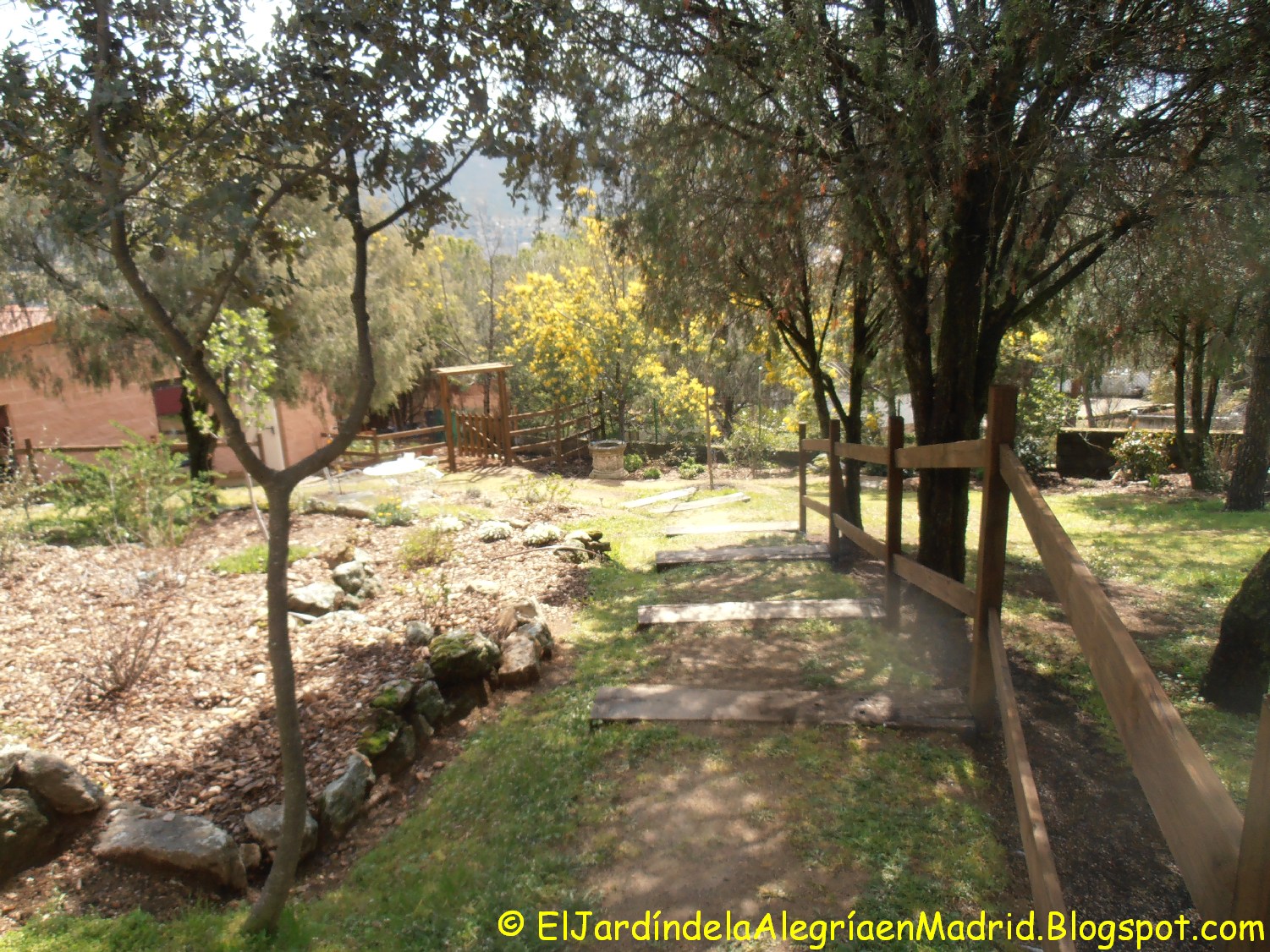 El jardín de la alegría : Instalación de valla y portón en la entrada