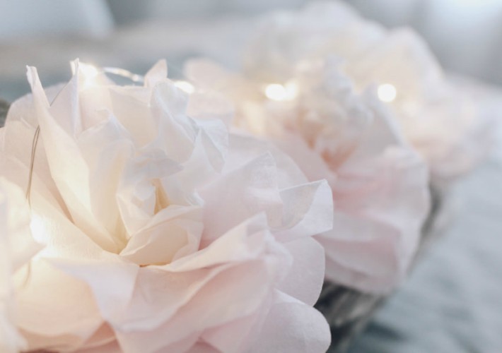 Centro de mesa handmade con papel y madera a la deriva