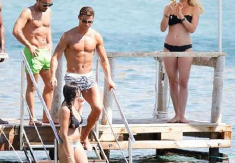 Ronaldo 'khoa moi' va mua cot ben nguoi dep 'nguc khung' - Anh 10