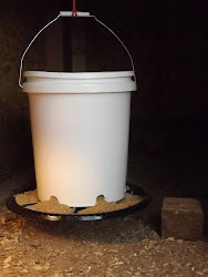 feeder chicken homemade feeders chickens para creep diy coop bucket gallinas pollos cerdos bebederos corrales god engorde comederos waterer hanging