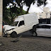 Carro sobe em outro veículo e bate contra poste em Curitiba