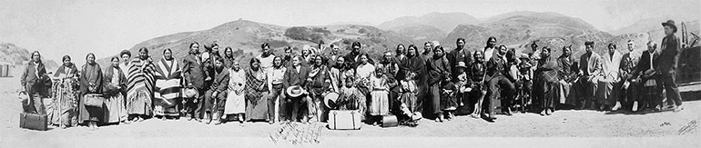 Photographie panoramique d'Indiens prise en Californie vers 1916.