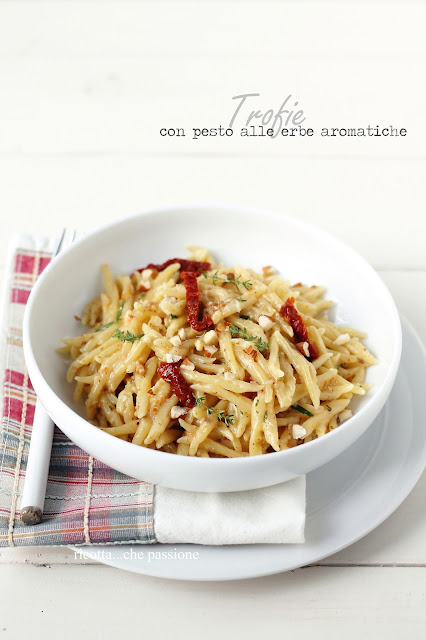 trofie con pesto alle erbe aromatiche