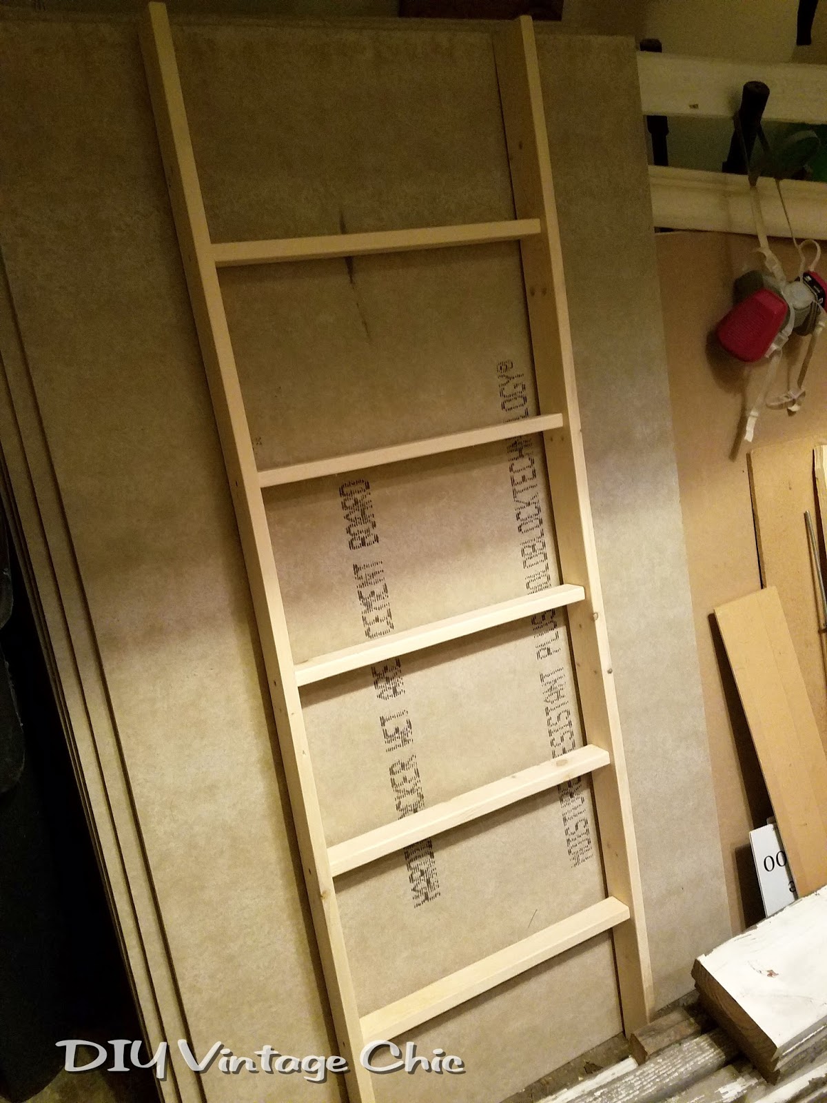 DIY Vintage Chic DIY Wood Ladder