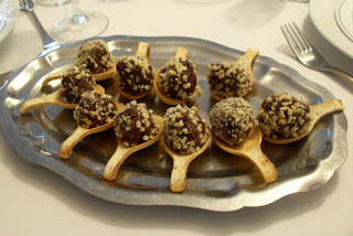 Cucharitas de morcilla con pera y almendra.