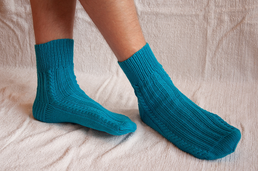 Носочки резинкой. Вязаные мужские носки. Носки связанные резинкой. Оригинальные носки спицами. Вязание спицами носки мужские.