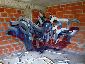 10-Raw-Orange-Bricks-Odeith-3D-Anamorphic-Graffiti-Drawings-www-designstack-co