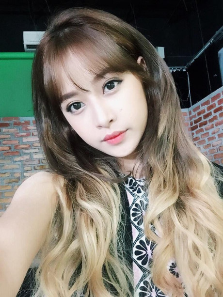 Bí kíp tạo tóc mái lệch phồng đẹp mê hồn cho bạn gái không cần ra tiệm - Ảnh 12 Bi kip tao toc mai lech phong dep me hon cho ban gai khong can ra tiem - Anh 12