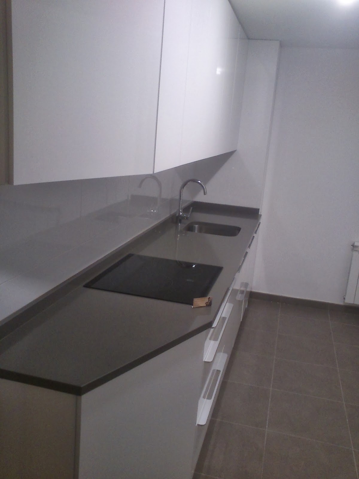 Sergio Vivas - CARPINTERO : Colocación de cocina de alta gama en color