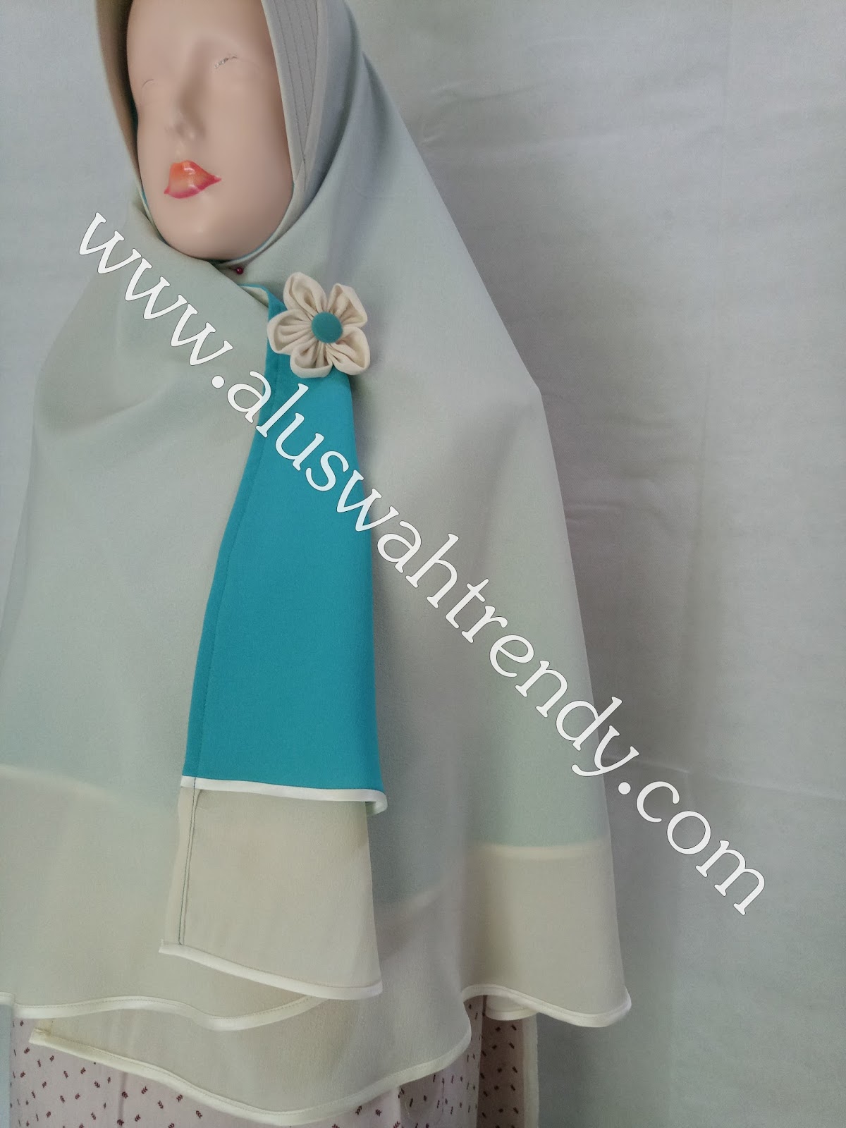 Jilbab Khimar Bolak Balik Dua Warna Putih Tulang-Biru