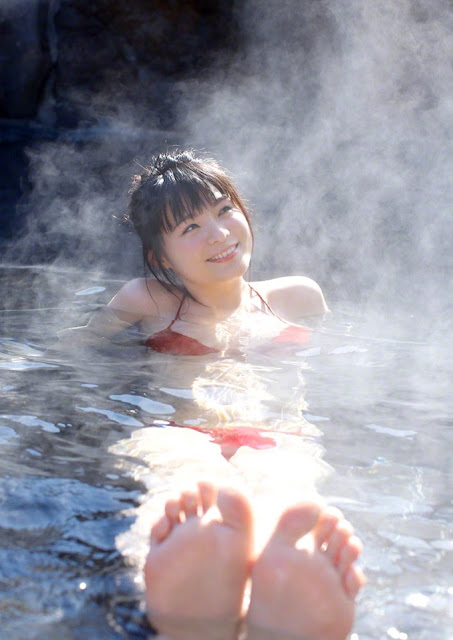 Hình Girl Xinh :Mizuki Hoshina với bộ đồ bơi bikini màu đỏ quyến rủ 2