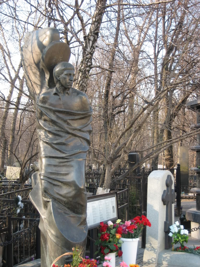 Памятник высоцкому в москве на ваганьковском кладбище Памятник высоцкому в москве на ваганьковском кладбище