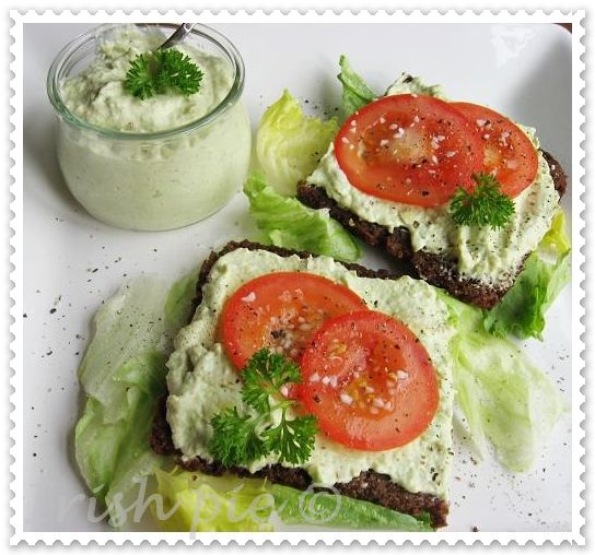 Belegtes Vollkornbrot garniert mit Avocadocreme, Tomaten und Pfeffer ...