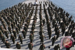 Ratusan personel Korps Marinir TNI AL melatih kebugaran tubuh dengan cara menarikan secara massal tarian perang Haka-haka