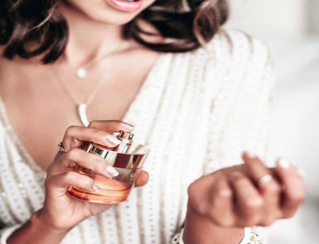 Манящий аромат. Запахи манят. Брюнетка с парфюмом. Духи dior hypnotic poison. Манящий запах.