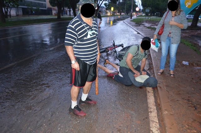 Populares observam assaltante sendo imobilizado Foto Joaquim Dantas/Blog do Arretadinho