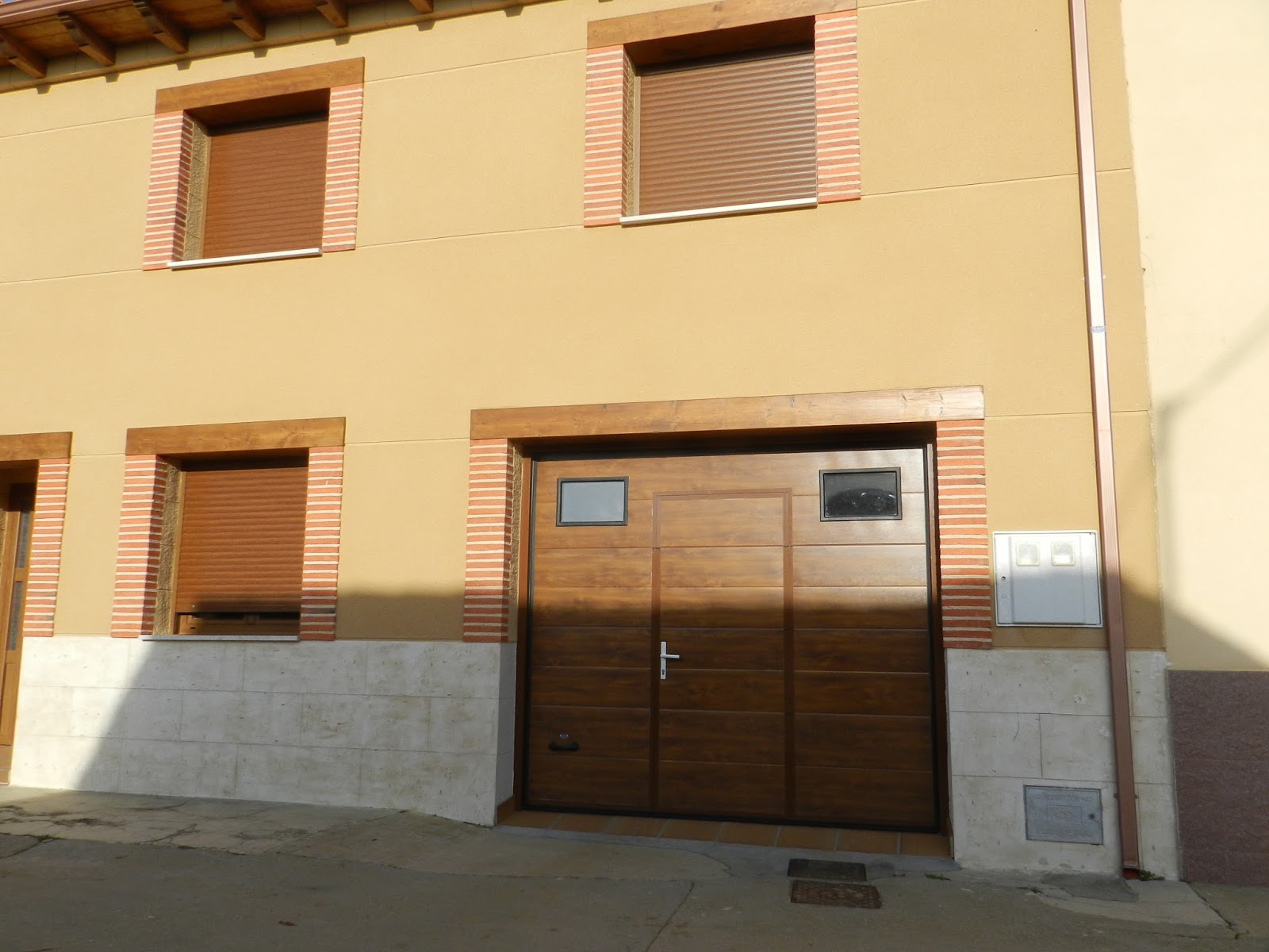 PUERTAS AUTOMATICAS CHARRO: FOTOS DE PUERTAS SECCIONALES CON PUERTA