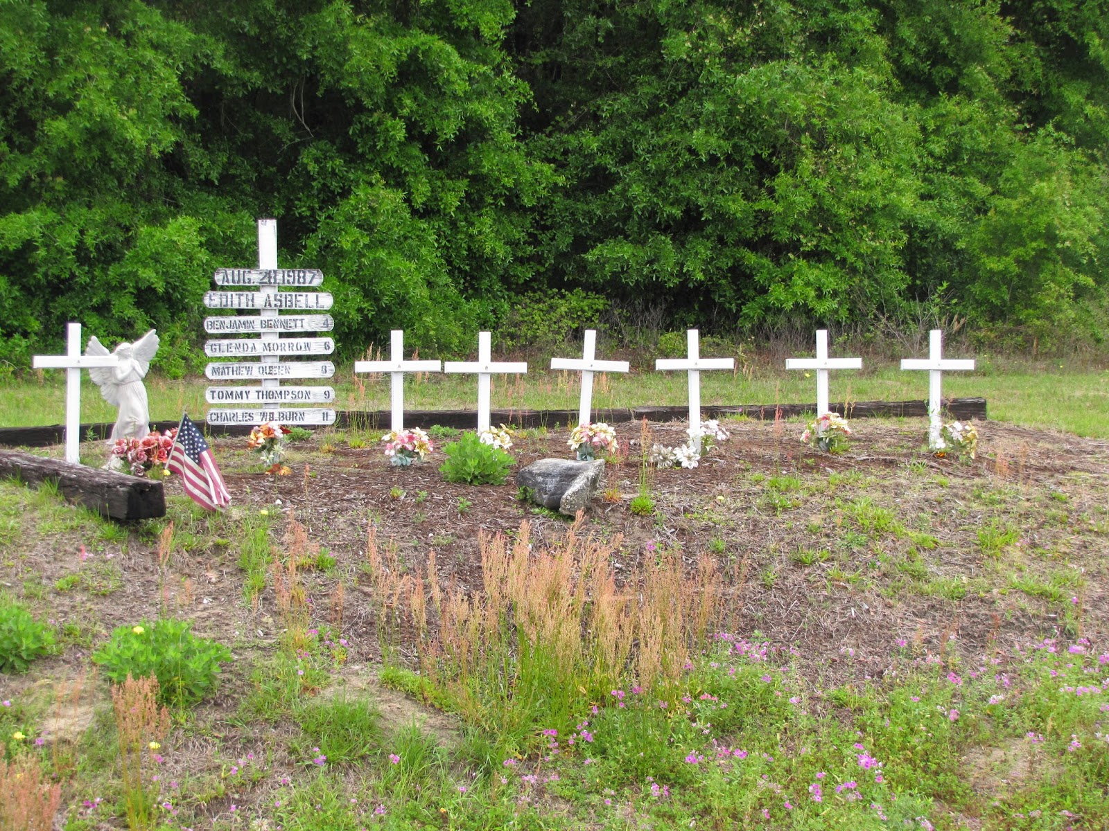 JimBob's Roadside Shrines A major incident near Bronson Florida