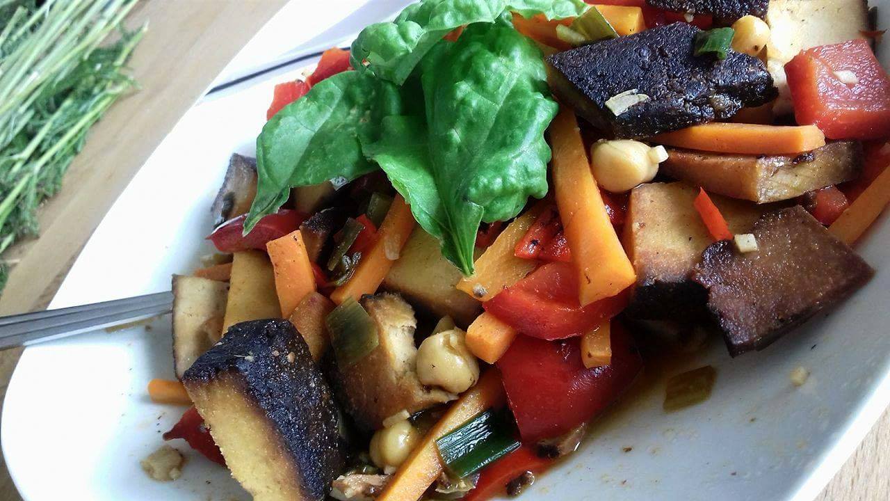 Garten-Rezept: Wok-Gemüse mit Tofu - WHITE NOISE