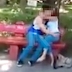 Bapa rakam video teman lelaki anak perempuannya sedang berlaku curang di taman