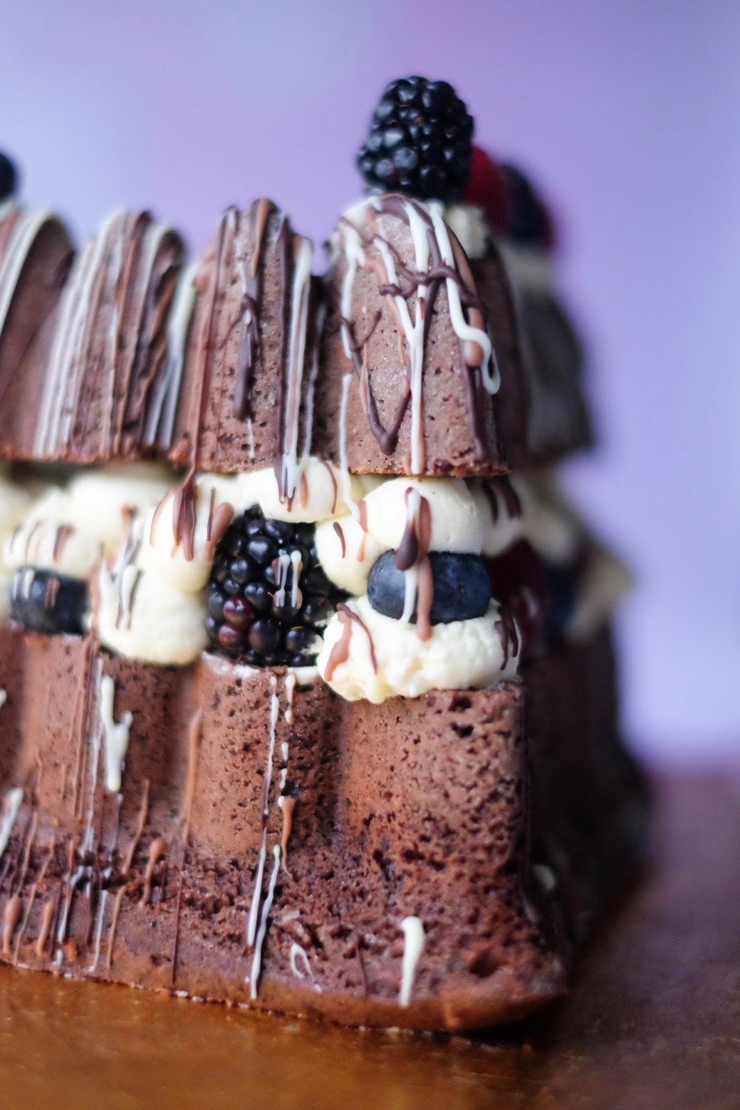 Saftiger Schokokuchen mit Vanillecreme und frischen Beeren | Marion&amp;#39;s ...