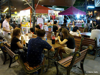 JJ GREEN MARKET, MERCADO NOCTURNO DE FIN DE SEMANA, BANGKOK. TAILANDIA