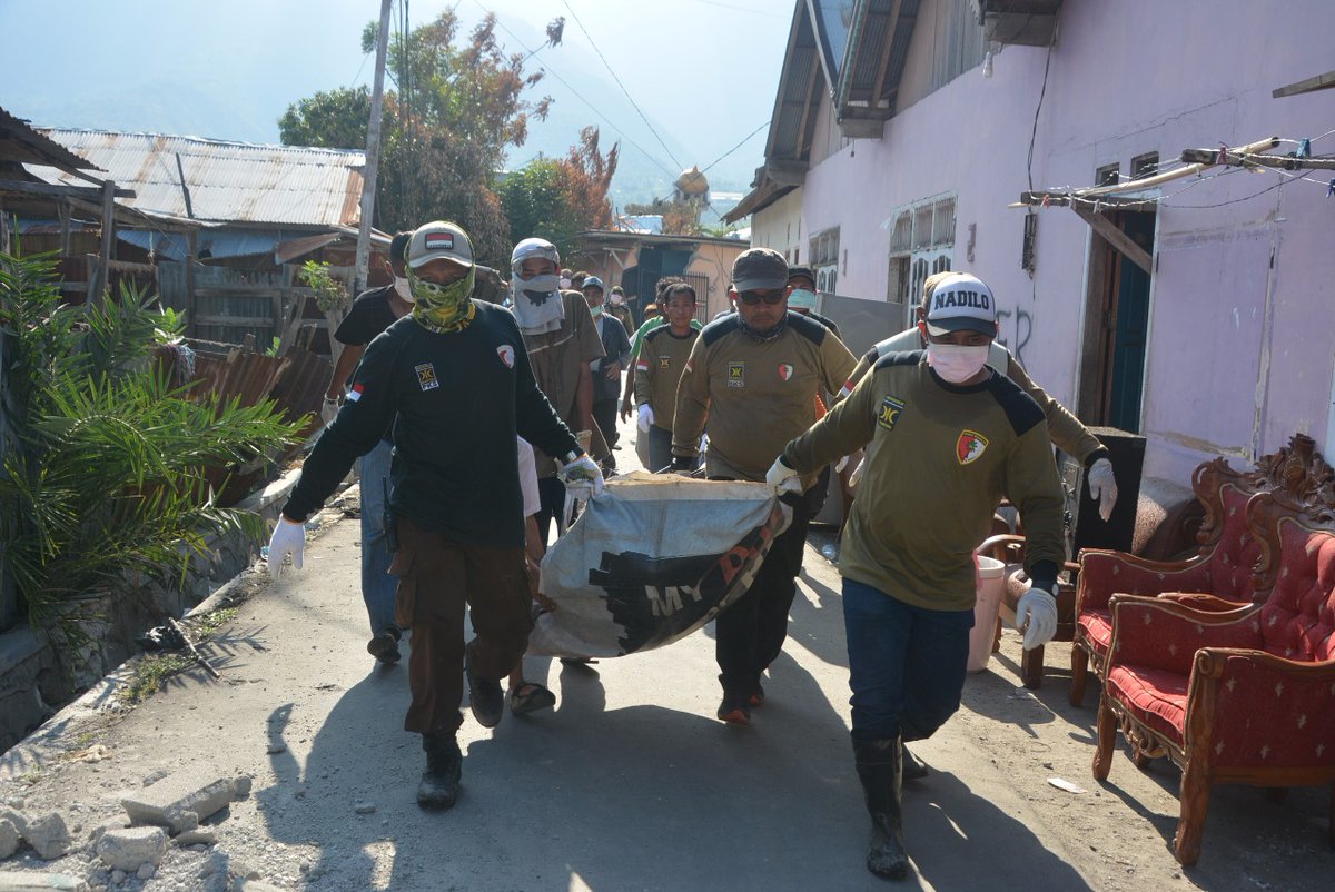 Tiga Malam Memeluk Jasad Ibu di Reruntuhan Gempa